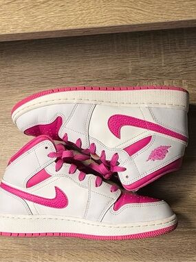 Jordan 1 Mid White/Fierce Pink Grade School (GS) Size 6Y SneakersWoman’s 7.5